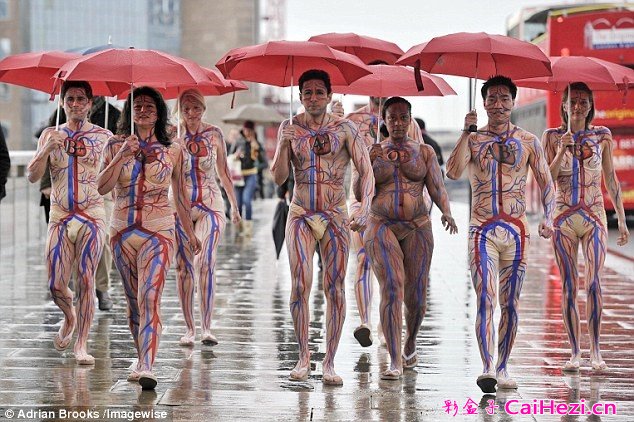 2012年4月，运动员们在奥运会前，为呼吁人们积极鲜血，补充血库，举行了一场游行活动。但是，他们忘记了伦敦糟糕的天气。这支游行队伍不得不只穿着内衣裤、拖鞋和满身的油彩，应对伦敦市区潮湿的阴雨天气。他们通过“人体行为艺术”的方式，希望唤起人们的献血意识。
