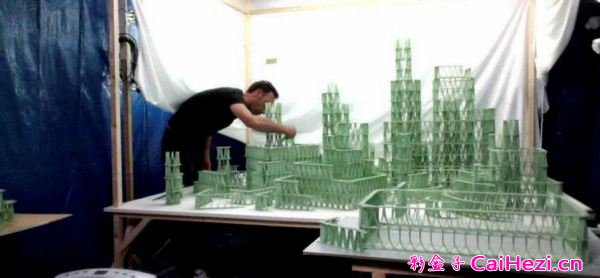 艺术家用4000片口香糖搭建巨型雕塑