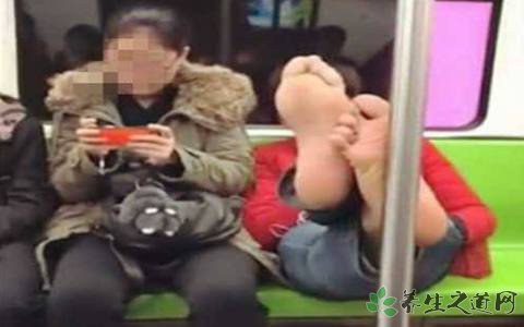 男子地铁当众脱鞋 坐地铁时需要注意什么