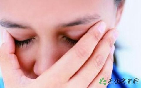 男孩牵手失明母亲 生活中该如何保护眼睛