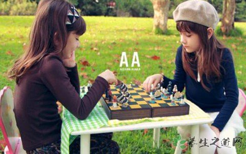 2岁女孩车流穿梭 小孩出门要注意什么